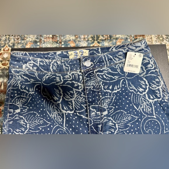NWT Free People Youthquake Printed Crop Flare
Jeans size 32 - Picture 4 of 5